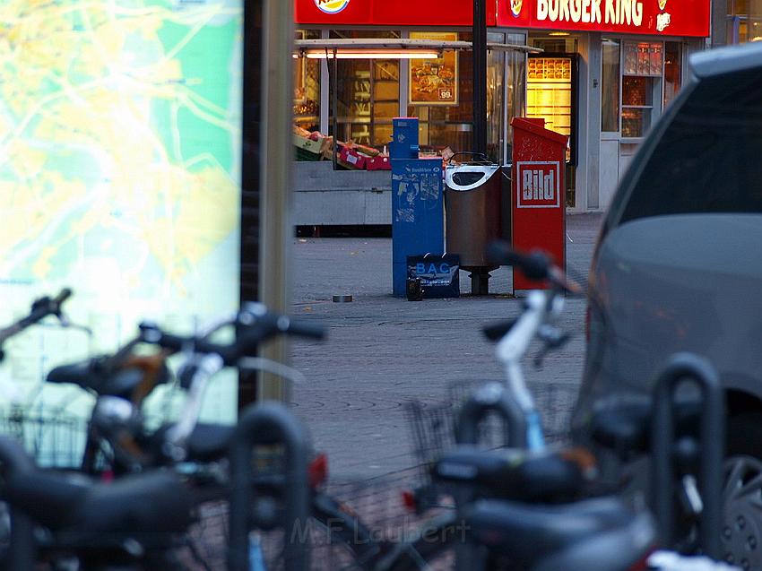 Herrenlose Einkaufstuete gesprengt Koeln Schildergasse P314.JPG